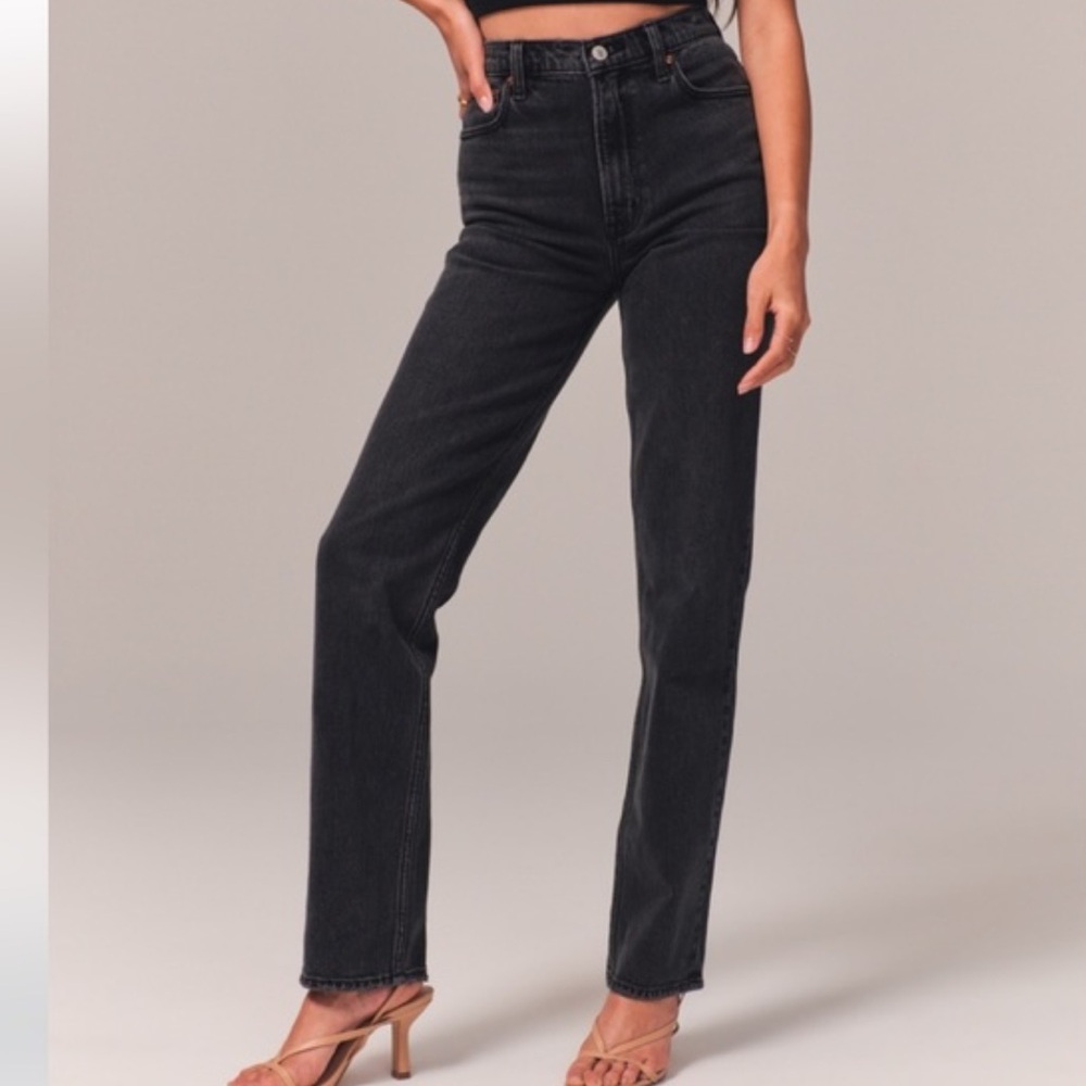Abercrombie and Fitch 90's Straight Ultra High Rise Denim
(Washed Black) 27 (4)S